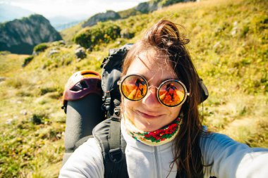 Adygea Dağları 'nda büyük sırt çantalı bir yürüyüşçü. Rusya