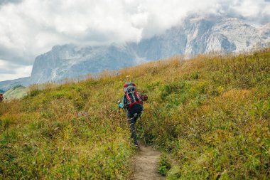 Adygea Dağları 'nda büyük sırt çantalı bir yürüyüşçü. Rusya