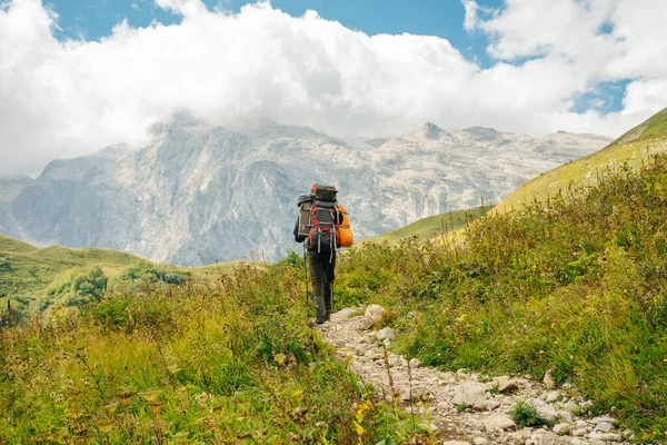 Caminhante nas Montanhas da República de Adygea com grandes mochilas. Rússia — Fotografia de Stock