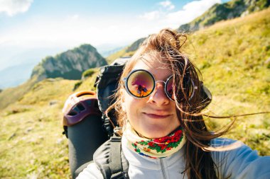 Ormanda termos, yeşil tepelerde çay içmek. Su akıyor, küçük bir nehir. Doğa seyahati Rusya