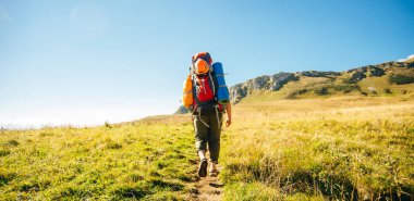 Ormanda termos, yeşil tepelerde çay içmek. Su akıyor, küçük bir nehir. Doğa seyahati Rusya