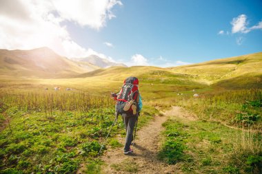 Ormanda termos, yeşil tepelerde çay içmek. Su akıyor, küçük bir nehir. Doğa seyahati Rusya