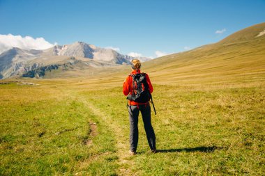 Ormanda termos, yeşil tepelerde çay içmek. Su akıyor, küçük bir nehir. Doğa seyahati Rusya