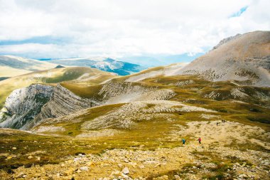 Ormanda termos, yeşil tepelerde çay içmek. Su akıyor, küçük bir nehir. Doğa seyahati Rusya