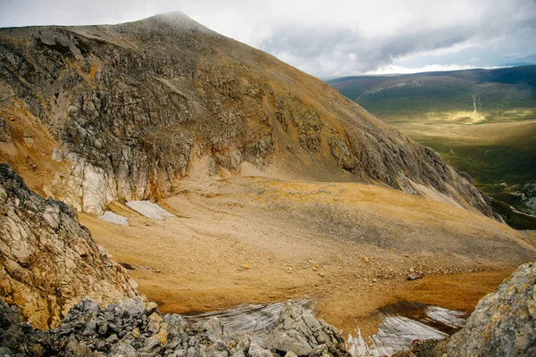 Thermos Nella Foresta Bere Sulle Verdi Colline Acqua Che Scorre — Foto Stock