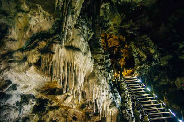 Μέσα Στο Σπήλαιο Azishskaya Όχι Μακριά Από Οροπέδιο Lago Naki — Φωτογραφία Αρχείου