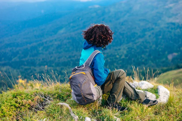 Menina Uma Jaqueta Azul Com Capuz Uma Mochila Cidade Nas — Fotografia de Stock