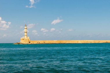 Chania, Girit, Yunanistan 'ın eski limanında Venedik limanı ve deniz feneri - sep, 2019.