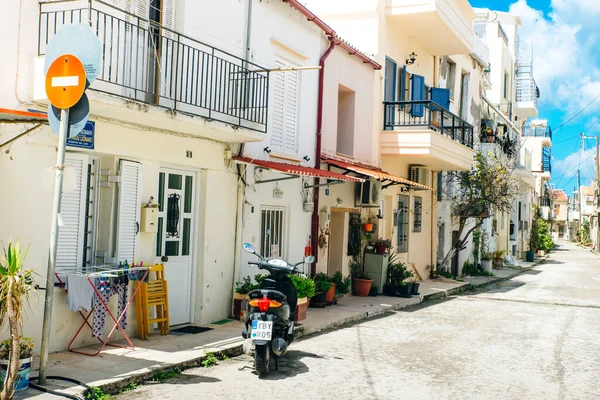 Calle Estrecha Casco Antiguo Chania Con Edificios Coloridos Creta Grecia — Foto de Stock