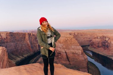 Glen Canyon Ulusal Rekreasyon Bölgesi 'nde şafak vakti Horseshoe Bend.
