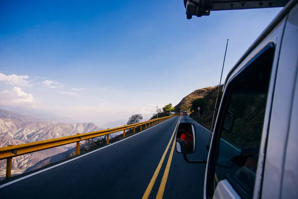 Strada Curva Montagna Con Scogliera — Foto Stock