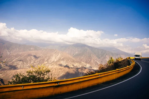 Strada Curva Montagna Con Scogliera — Foto Stock