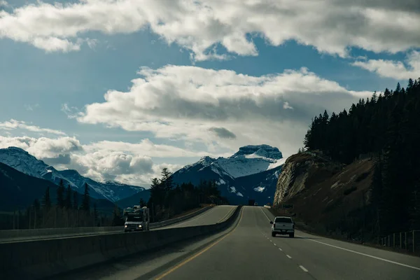 Natursköna Vägen Genom Kanadensiska Klipporna Omgiven Klippiga Berg Tagen Banff — Stockfoto