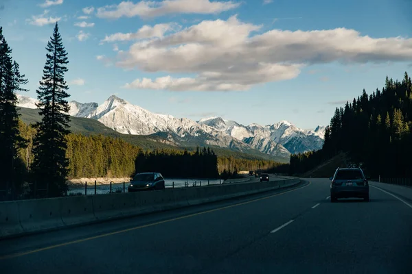 Scenic Jalan Melalui Canadian Rockies Dikelilingi Dengan Pegunungan Berbatu Dibawa — Stok Foto