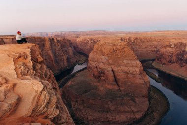 Glen Canyon Ulusal Rekreasyon Bölgesi 'nde şafak vakti Horseshoe Bend.