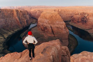 Glen Canyon Ulusal Rekreasyon Bölgesi 'nde şafak vakti Horseshoe Bend.