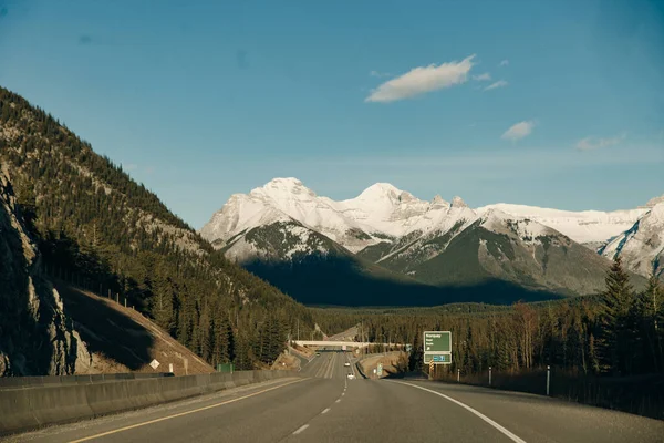 Scénická Cesta Přes Kanadské Skály Obklopená Skalnatými Horami Natočeno Banffově — Stock fotografie
