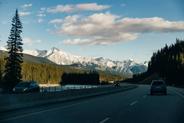 Scenic Jalan Melalui Canadian Rockies Dikelilingi Dengan Pegunungan Berbatu Dibawa — Stok Foto