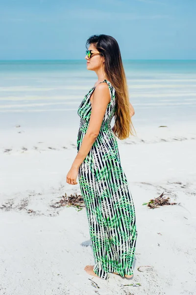 Piękna Dziewczyna Okularach Przeciwsłonecznych Jasnej Sukience Białej Plaży — Zdjęcie stockowe