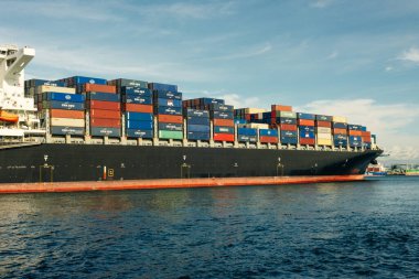 Ticari limandaki konteyner gemisi - Vancouver Limanı, British Columbia, Kanada - sep, 2019.