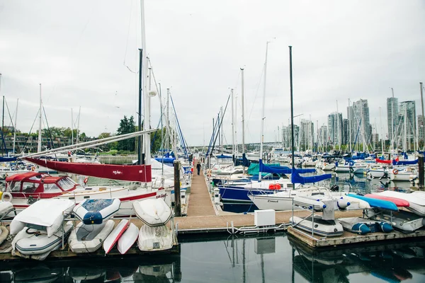 Prachtig Uitzicht Vancouver Skyline Met Granville Brug Schepen Liggend Haven — Stockfoto