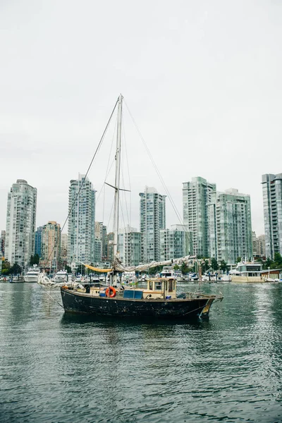 Gyönyörű Kilátás Vancouver Városára Granville Híddal Kikötőben Fekvő Hajókkal False — Stock Fotó