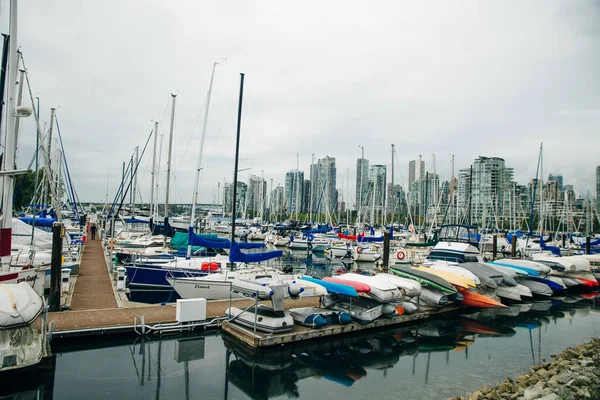 Prachtig Uitzicht Vancouver Skyline Met Granville Brug Schepen Liggend Haven — Stockfoto