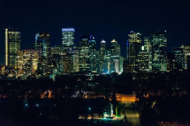 CALGARY, CANADA - Aralık 2019 Calgary Skyline Gece Manzarası.