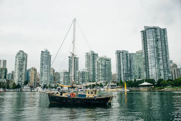 Hermosa Vista Del Horizonte Vancouver Con Barcos Que Yacen Puerto — Foto de Stock