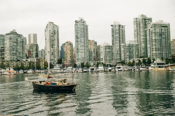 Prachtig Uitzicht Vancouver Skyline Met Schepen Liggend Haven Bij False — Stockfoto