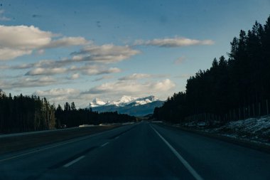 Kanada, Alberta 'daki Banff Ulusal Parkı' na yapılan yolculuktaki sıradağların görüntüsü. kemer.