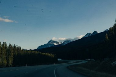 Kanada, Alberta 'daki Banff Ulusal Parkı' na yapılan yolculuktaki sıradağların görüntüsü. kemer.