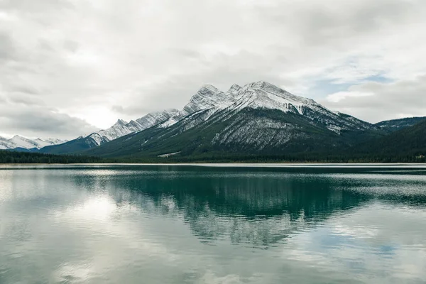 Lugn Soluppgång Vid Spray Lakes Reservoir Reservoar Alberta Kanada — Stockfoto