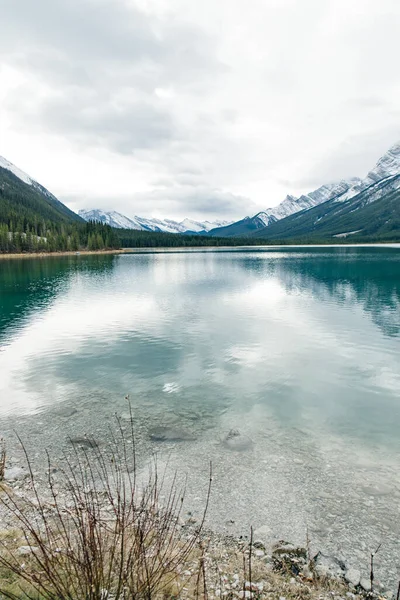 Derűs Napfelkelte Spray Lakes Víztározónál Albertában Kanadában — Stock Fotó