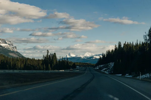 Άποψη Των Οροσειρών Κατά Διάρκεια Του Οδικού Ταξιδιού Στο Banff — Φωτογραφία Αρχείου