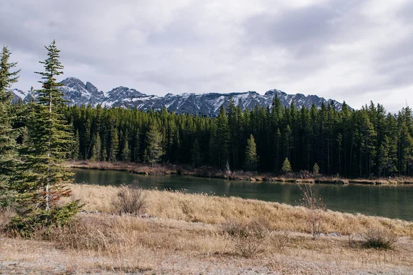 Derűs Napfelkelte Spray Lakes Víztározónál Albertában Kanadában — Stock Fotó