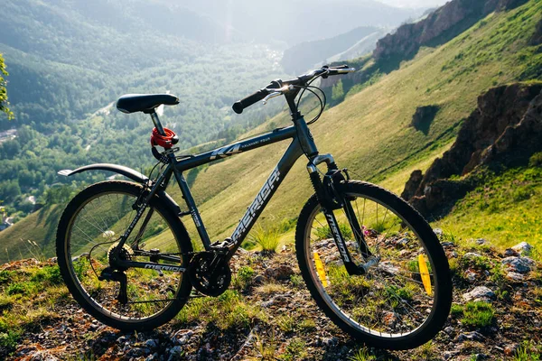 Eine Fahrradtour Den Bergen Bei Sonnenuntergang Russland September 2019 lizenzfreie Stockfotos