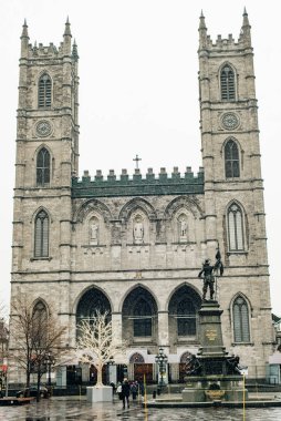 Montreal Notre-Dame Bazilikası ve Place d 'Armes Montreal, Quebec, Kanada - Aralık, 2019.