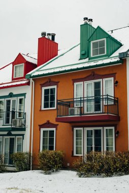 MONT-TREMBLANT, QC, CANADA - Şubat 2020 Kışın Mont-Tremblant köyü.