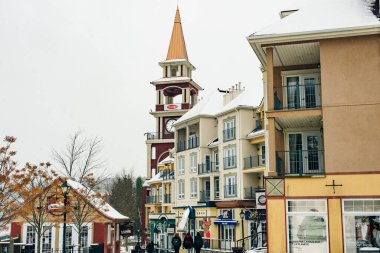 MONT-TREMBLANT, QC, CANADA - Şubat 2020 Kışın Mont-Tremblant köyü.