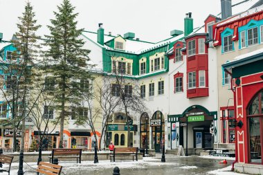 MONT-TREMBLANT, QC, CANADA - Şubat 2020 Kışın Mont-Tremblant köyü.