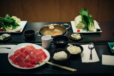 Açık büfe Shabu Shabu ya da taze et ve sebzeli sıcak çömlek. Orijinal çorba ve Kore çorbası..