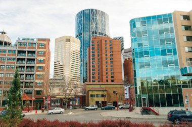Merkez Caddedeki Calgary manzarası kurumsal gökdelenleri gösteriyor. Kanada - sep 2019.