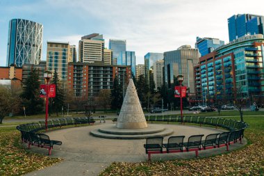 Merkez Caddedeki Calgary manzarası kurumsal gökdelenleri gösteriyor. Kanada - sep 2019.