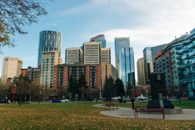 Merkez Caddedeki Calgary manzarası kurumsal gökdelenleri gösteriyor. Kanada - sep 2019.
