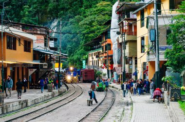 AGUAS CALIENTES, PERU - EYLÜL 2019 Perurail treni turistleri Machu Picchu üssüne getiriyor..