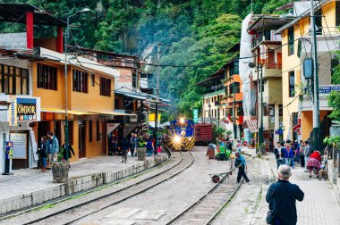 AGUAS CALIENTES, PERU - EYLÜL 2019 Perurail treni turistleri Machu Picchu üssüne getiriyor..