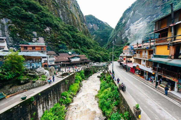 Aguas Calientes, Peru - Aralık 2019 Urubamba Nehri 'nin Aguascalientes köyünden görünüşü.