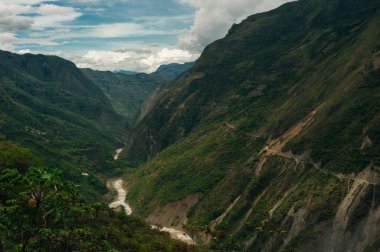 Kayıp İnka şehri Machu Picchu, Cucco yakınlarında. Gri taş inka duvarlar ve dağın önündeki yeşil çimenler..