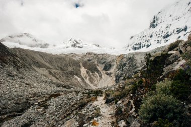 Laguna 69 'un Huaraz Peru' daki görkemli manzarası.